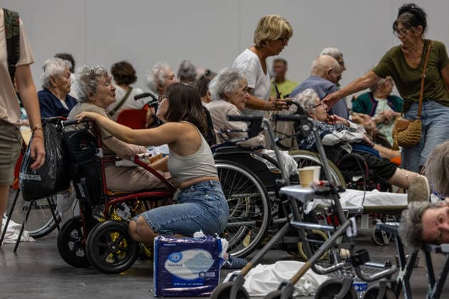 Wildfire evacuees shelter at Bordeaux Exhibition Centre - Bordeaux People evacuated because of the Gironde wildfires rest on emergency camp beds inside the Bordeaux Exhibition Centre (Parc des Expositions) which has been converted into a temporary shelter for residents and tourists in Bordeaux, France, on July 25, 2026. Photo by Margot Le Gonidec ABACAPRESS.COM Bordeaux France  Copyright: xLexGonidecxMargot ABACAx