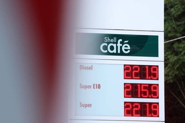 Wie ist die weitere Entwicklung der Spritpreise? Die Spritpreise sind weiterhin auf sehr hohem Niveau. SHELL Tankstelle in Siegen. Die Spritpreise am Morgen. Der aktuelle Preis fuer (für) Diesel, Super E10 und Super liegt deutlich ueber (über) 2 Euro. Tankstelle, Spritpreise am 26.07.2026 in Siegen Deutschland. *** What will happen to gas prices? Gas prices remain at very high levels. SHELL gas station in Siegen. Gas prices this morning. The current price for diesel, Super E10, and Super is well over 2 euros. Gas station, fuel prices on July 26, 2026, in Siegen, Germany