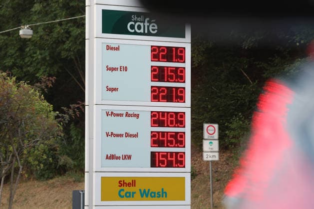 Wie ist die weitere Entwicklung der Spritpreise? Die Spritpreise sind weiterhin auf sehr hohem Niveau. SHELL Tankstelle in Siegen. Die Spritpreise am Morgen. Der aktuelle Preis fuer (für) Diesel, Super E10 und Super liegt deutlich ueber (über) 2 Euro. Tankstelle, Spritpreise am 26.07.2026 in Siegen Deutschland. *** What will happen to gas prices? Gas prices remain at very high levels. SHELL gas station in Siegen. Gas prices this morning. The current price for diesel, Super E10, and Super is well over 2 euros. Gas station, fuel prices on July 26, 2026, in Siegen, Germany
