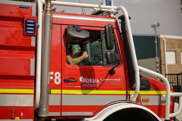 Firefighters from Bizkaia join the wildfire response operation. NAVALCARNERO (MADRID), SPAIN, JULY 25, 2026.- Firefighters from the Bizkaia Fire and Rescue Service (Bizkaiko Suhiltzaileak) arrive at the Advanced Command Post in Navalcarnero to join firefighting operations against the wildfire affecting western Madrid region and neighbouring areas of Castilla-La Mancha. The crews were incorporated into the multi-agency emergency response coordinated on the ground. Navalcarnero Spain Copyright: x xEugenioxRodriguezxRigox xJNAxPressx