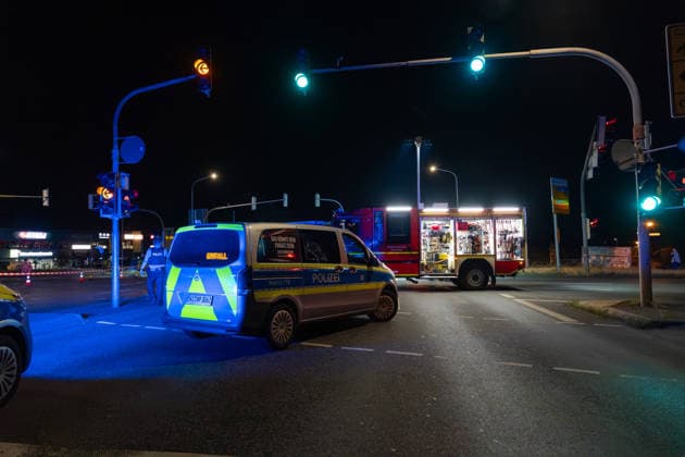17-Jähriger bei Verkehrsunfall schwer verletzt Kreuzung stundenlang gesperrt Gutachter ermittelt Am 25.07.2026 wurde ein 17-Jähriger bei einem Verkehrsunfall in Obertshausen im Kreuzungsbereich der Bundesstraße 448 und der Schönbornstraße schwer verletzt. Ein 66-jähriger Fahrer eines BMW X3 befuhr die B448 in Richtung Offenbach, während der Jugendliche zeitgleich die Fahrbahn im Bereich der Ampel in Richtung Hausen überquerte. Der Fußgänger wurde durch den Zusammenstoß auf die Fahrbahn geschleudert und nach Erstversorgung ins Krankenhaus gebracht. Der BMW-Fahrer blieb unverletzt, der Sachschaden wird auf rund 3.000 Euro geschätzt. Zur Klärung der strittigen Ampelschaltung wurde auf Anordnung der Staatsanwaltschaft ein U