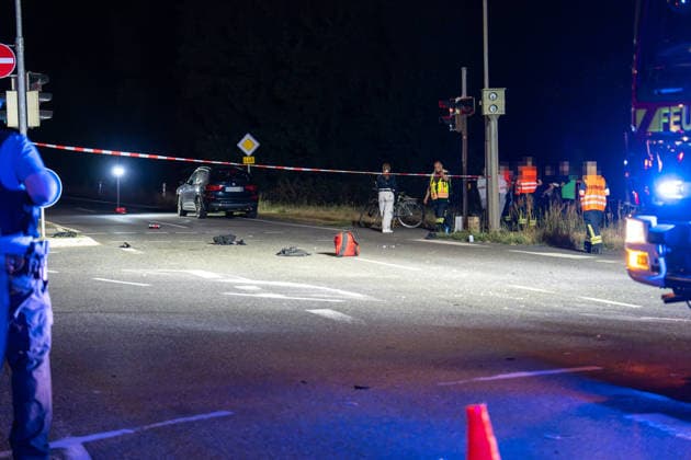 17-Jähriger bei Verkehrsunfall schwer verletzt Kreuzung stundenlang gesperrt Gutachter ermittelt Am 25.07.2026 wurde ein 17-Jähriger bei einem Verkehrsunfall in Obertshausen im Kreuzungsbereich der Bundesstraße 448 und der Schönbornstraße schwer verletzt. Ein 66-jähriger Fahrer eines BMW X3 befuhr die B448 in Richtung Offenbach, während der Jugendliche zeitgleich die Fahrbahn im Bereich der Ampel in Richtung Hausen überquerte. Der Fußgänger wurde durch den Zusammenstoß auf die Fahrbahn geschleudert und nach Erstversorgung ins Krankenhaus gebracht. Der BMW-Fahrer blieb unverletzt, der Sachschaden wird auf rund 3.000 Euro geschätzt. Zur Klärung der strittigen Ampelschaltung wurde auf Anordnung der Staatsanwaltschaft ein U