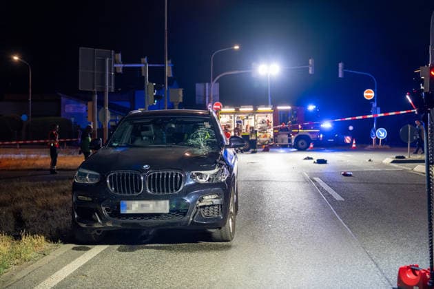 17-Jähriger bei Verkehrsunfall schwer verletzt Kreuzung stundenlang gesperrt Gutachter ermittelt Am 25.07.2026 wurde ein 17-Jähriger bei einem Verkehrsunfall in Obertshausen im Kreuzungsbereich der Bundesstraße 448 und der Schönbornstraße schwer verletzt. Ein 66-jähriger Fahrer eines BMW X3 befuhr die B448 in Richtung Offenbach, während der Jugendliche zeitgleich die Fahrbahn im Bereich der Ampel in Richtung Hausen überquerte. Der Fußgänger wurde durch den Zusammenstoß auf die Fahrbahn geschleudert und nach Erstversorgung ins Krankenhaus gebracht. Der BMW-Fahrer blieb unverletzt, der Sachschaden wird auf rund 3.000 Euro geschätzt. Zur Klärung der strittigen Ampelschaltung wurde auf Anordnung der Staatsanwaltschaft ein U