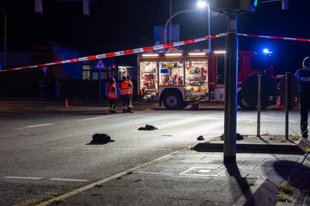 17-Jähriger bei Verkehrsunfall schwer verletzt Kreuzung stundenlang gesperrt Gutachter ermittelt Am 25.07.2026 wurde ein 17-Jähriger bei einem Verkehrsunfall in Obertshausen im Kreuzungsbereich der Bundesstraße 448 und der Schönbornstraße schwer verletzt. Ein 66-jähriger Fahrer eines BMW X3 befuhr die B448 in Richtung Offenbach, während der Jugendliche zeitgleich die Fahrbahn im Bereich der Ampel in Richtung Hausen überquerte. Der Fußgänger wurde durch den Zusammenstoß auf die Fahrbahn geschleudert und nach Erstversorgung ins Krankenhaus gebracht. Der BMW-Fahrer blieb unverletzt, der Sachschaden wird auf rund 3.000 Euro geschätzt. Zur Klärung der strittigen Ampelschaltung wurde auf Anordnung der Staatsanwaltschaft ein U