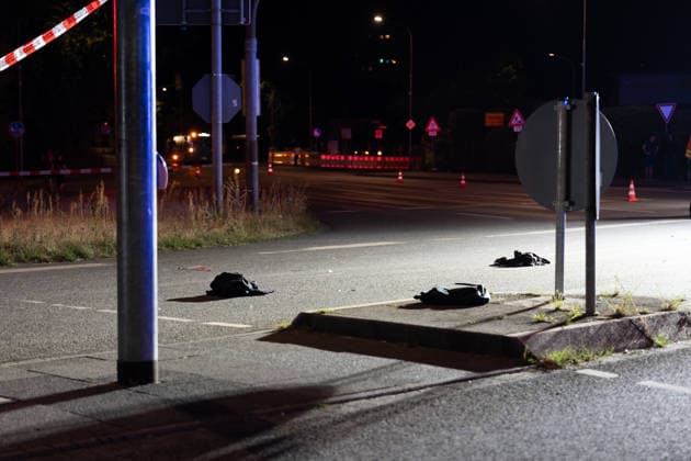 17-Jähriger bei Verkehrsunfall schwer verletzt Kreuzung stundenlang gesperrt Gutachter ermittelt Am 25.07.2026 wurde ein 17-Jähriger bei einem Verkehrsunfall in Obertshausen im Kreuzungsbereich der Bundesstraße 448 und der Schönbornstraße schwer verletzt. Ein 66-jähriger Fahrer eines BMW X3 befuhr die B448 in Richtung Offenbach, während der Jugendliche zeitgleich die Fahrbahn im Bereich der Ampel in Richtung Hausen überquerte. Der Fußgänger wurde durch den Zusammenstoß auf die Fahrbahn geschleudert und nach Erstversorgung ins Krankenhaus gebracht. Der BMW-Fahrer blieb unverletzt, der Sachschaden wird auf rund 3.000 Euro geschätzt. Zur Klärung der strittigen Ampelschaltung wurde auf Anordnung der Staatsanwaltschaft ein U