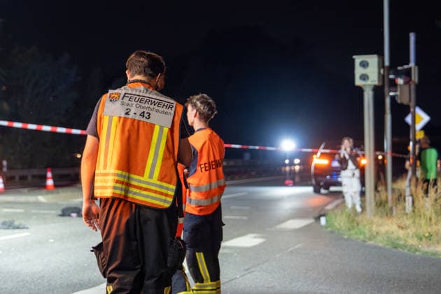 17-Jähriger bei Verkehrsunfall schwer verletzt Kreuzung stundenlang gesperrt Gutachter ermittelt Am 25.07.2026 wurde ein 17-Jähriger bei einem Verkehrsunfall in Obertshausen im Kreuzungsbereich der Bundesstraße 448 und der Schönbornstraße schwer verletzt. Ein 66-jähriger Fahrer eines BMW X3 befuhr die B448 in Richtung Offenbach, während der Jugendliche zeitgleich die Fahrbahn im Bereich der Ampel in Richtung Hausen überquerte. Der Fußgänger wurde durch den Zusammenstoß auf die Fahrbahn geschleudert und nach Erstversorgung ins Krankenhaus gebracht. Der BMW-Fahrer blieb unverletzt, der Sachschaden wird auf rund 3.000 Euro geschätzt. Zur Klärung der strittigen Ampelschaltung wurde auf Anordnung der Staatsanwaltschaft ein U
