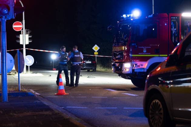 17-Jähriger bei Verkehrsunfall schwer verletzt Kreuzung stundenlang gesperrt Gutachter ermittelt Am 25.07.2026 wurde ein 17-Jähriger bei einem Verkehrsunfall in Obertshausen im Kreuzungsbereich der Bundesstraße 448 und der Schönbornstraße schwer verletzt. Ein 66-jähriger Fahrer eines BMW X3 befuhr die B448 in Richtung Offenbach, während der Jugendliche zeitgleich die Fahrbahn im Bereich der Ampel in Richtung Hausen überquerte. Der Fußgänger wurde durch den Zusammenstoß auf die Fahrbahn geschleudert und nach Erstversorgung ins Krankenhaus gebracht. Der BMW-Fahrer blieb unverletzt, der Sachschaden wird auf rund 3.000 Euro geschätzt. Zur Klärung der strittigen Ampelschaltung wurde auf Anordnung der Staatsanwaltschaft ein U