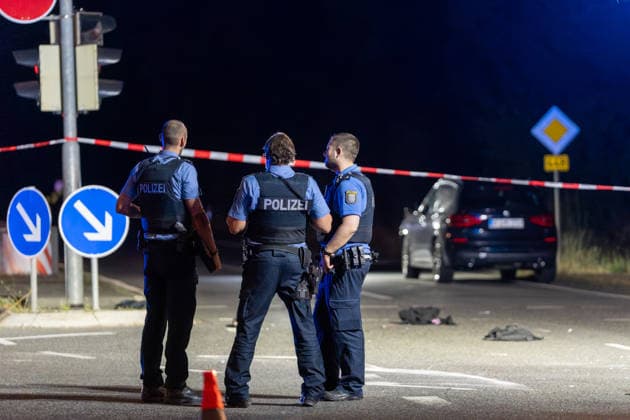 17-Jähriger bei Verkehrsunfall schwer verletzt Kreuzung stundenlang gesperrt Gutachter ermittelt Am 25.07.2026 wurde ein 17-Jähriger bei einem Verkehrsunfall in Obertshausen im Kreuzungsbereich der Bundesstraße 448 und der Schönbornstraße schwer verletzt. Ein 66-jähriger Fahrer eines BMW X3 befuhr die B448 in Richtung Offenbach, während der Jugendliche zeitgleich die Fahrbahn im Bereich der Ampel in Richtung Hausen überquerte. Der Fußgänger wurde durch den Zusammenstoß auf die Fahrbahn geschleudert und nach Erstversorgung ins Krankenhaus gebracht. Der BMW-Fahrer blieb unverletzt, der Sachschaden wird auf rund 3.000 Euro geschätzt. Zur Klärung der strittigen Ampelschaltung wurde auf Anordnung der Staatsanwaltschaft ein U