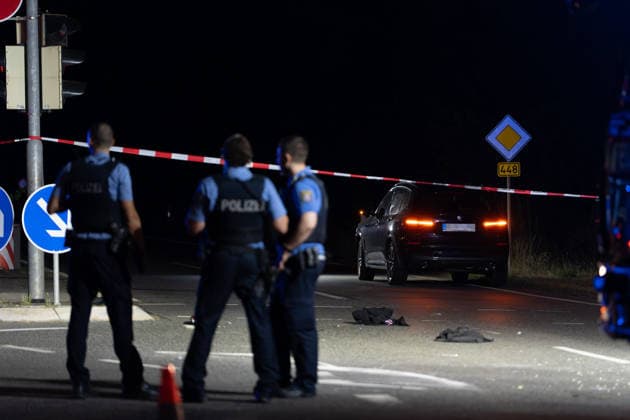 17-Jähriger bei Verkehrsunfall schwer verletzt Kreuzung stundenlang gesperrt Gutachter ermittelt Am 25.07.2026 wurde ein 17-Jähriger bei einem Verkehrsunfall in Obertshausen im Kreuzungsbereich der Bundesstraße 448 und der Schönbornstraße schwer verletzt. Ein 66-jähriger Fahrer eines BMW X3 befuhr die B448 in Richtung Offenbach, während der Jugendliche zeitgleich die Fahrbahn im Bereich der Ampel in Richtung Hausen überquerte. Der Fußgänger wurde durch den Zusammenstoß auf die Fahrbahn geschleudert und nach Erstversorgung ins Krankenhaus gebracht. Der BMW-Fahrer blieb unverletzt, der Sachschaden wird auf rund 3.000 Euro geschätzt. Zur Klärung der strittigen Ampelschaltung wurde auf Anordnung der Staatsanwaltschaft ein U