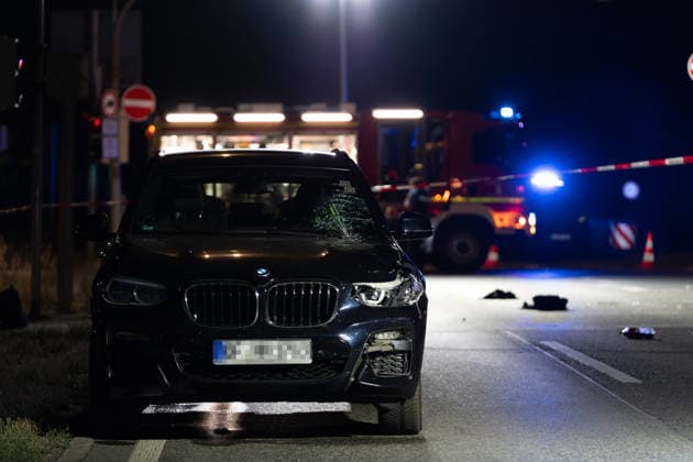 17-Jähriger bei Verkehrsunfall schwer verletzt Kreuzung stundenlang gesperrt Gutachter ermittelt Am 25.07.2026 wurde ein 17-Jähriger bei einem Verkehrsunfall in Obertshausen im Kreuzungsbereich der Bundesstraße 448 und der Schönbornstraße schwer verletzt. Ein 66-jähriger Fahrer eines BMW X3 befuhr die B448 in Richtung Offenbach, während der Jugendliche zeitgleich die Fahrbahn im Bereich der Ampel in Richtung Hausen überquerte. Der Fußgänger wurde durch den Zusammenstoß auf die Fahrbahn geschleudert und nach Erstversorgung ins Krankenhaus gebracht. Der BMW-Fahrer blieb unverletzt, der Sachschaden wird auf rund 3.000 Euro geschätzt. Zur Klärung der strittigen Ampelschaltung wurde auf Anordnung der Staatsanwaltschaft ein U