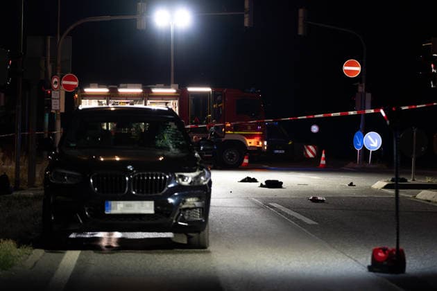 17-Jähriger bei Verkehrsunfall schwer verletzt Kreuzung stundenlang gesperrt Gutachter ermittelt Am 25.07.2026 wurde ein 17-Jähriger bei einem Verkehrsunfall in Obertshausen im Kreuzungsbereich der Bundesstraße 448 und der Schönbornstraße schwer verletzt. Ein 66-jähriger Fahrer eines BMW X3 befuhr die B448 in Richtung Offenbach, während der Jugendliche zeitgleich die Fahrbahn im Bereich der Ampel in Richtung Hausen überquerte. Der Fußgänger wurde durch den Zusammenstoß auf die Fahrbahn geschleudert und nach Erstversorgung ins Krankenhaus gebracht. Der BMW-Fahrer blieb unverletzt, der Sachschaden wird auf rund 3.000 Euro geschätzt. Zur Klärung der strittigen Ampelschaltung wurde auf Anordnung der Staatsanwaltschaft ein U