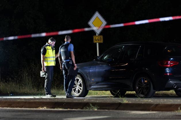 17-Jähriger bei Verkehrsunfall schwer verletzt Kreuzung stundenlang gesperrt Gutachter ermittelt Am 25.07.2026 wurde ein 17-Jähriger bei einem Verkehrsunfall in Obertshausen im Kreuzungsbereich der Bundesstraße 448 und der Schönbornstraße schwer verletzt. Ein 66-jähriger Fahrer eines BMW X3 befuhr die B448 in Richtung Offenbach, während der Jugendliche zeitgleich die Fahrbahn im Bereich der Ampel in Richtung Hausen überquerte. Der Fußgänger wurde durch den Zusammenstoß auf die Fahrbahn geschleudert und nach Erstversorgung ins Krankenhaus gebracht. Der BMW-Fahrer blieb unverletzt, der Sachschaden wird auf rund 3.000 Euro geschätzt. Zur Klärung der strittigen Ampelschaltung wurde auf Anordnung der Staatsanwaltschaft ein U