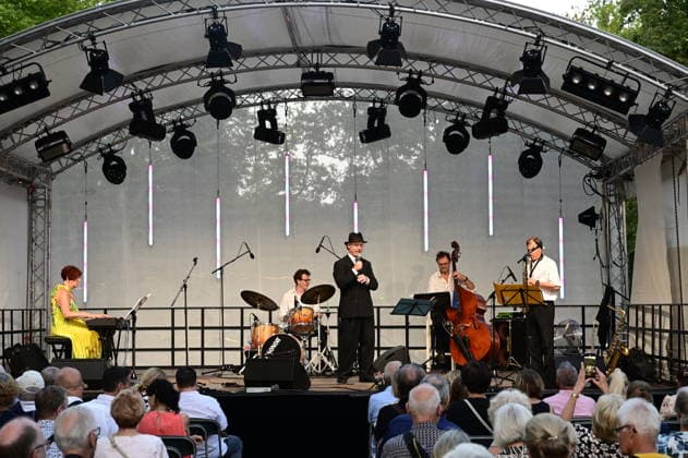 Roger Pabst & The Sinatra Syndicats bei der 16. Dresdner Schlössernacht 2026 an den Elbschlössern. Dresden, 25.07.2026 *** Roger Pabst and The Sinatra Syndicats at the 16th Dresden Castle Night 2026 at the Elbe Castles in Dresden, July 25, 2026 Copyright: xMatthiasxWehnertx