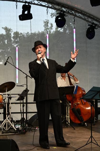 Roger Pabst & The Sinatra Syndicats bei der 16. Dresdner Schlössernacht 2026 an den Elbschlössern. Dresden, 25.07.2026 *** Roger Pabst and The Sinatra Syndicats at the 16th Dresden Castle Night 2026 at the Elbe Castles in Dresden, July 25, 2026 Copyright: xMatthiasxWehnertx