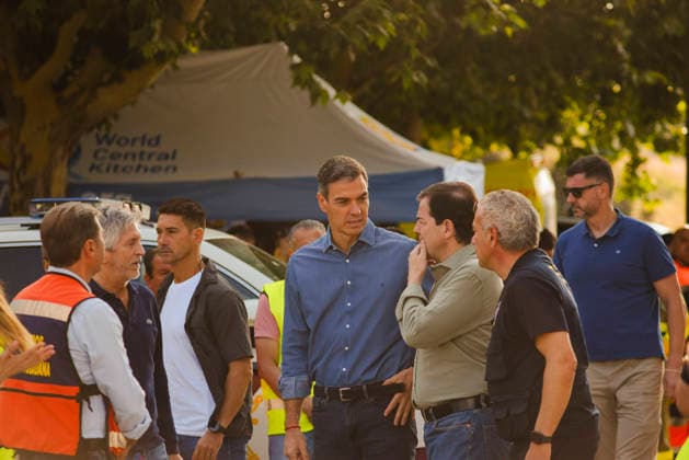 Sánchez Visits the PMA in Navaluenga, Ávila. Prime Minister Pedro Sánchez, accompanied by the president of the Regional Government of Castile and León, Alfonso Fernández Manueco (2d), and the Minister of the Interior, Fernando Grande Marlaska (2i), and the Government Delegate in Castile and León, Nicanor Sen (d), during a visit to the Forward Command Post (PMA) set up to manage the firefighting efforts for the Burgohondo wildfire, on July 27, 2026, in Navaluenga, Ávila, Castile and León, Spain. Sánchez traveled this Sunday to the forward command post in the town of Navaluenga, Ávila, to see firsthand the progress of the fires affecting this province. JULY 26, 2026 FOREST FIRE in Navaluenga, ÃÁvila, Castile and León, and in Navaluenga, Ávil  Copyright: xMateoxLanzuelax 7688244