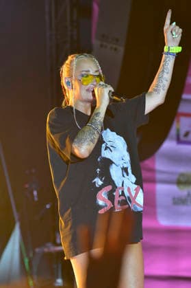 Sarah Connor live beim 48. Christopher Street Day 2026 am Brandenburger Tor. Beriln, 25.07.2026 *** Sarah Connor performs live at the 48th Christopher Street Day 2026 at the Brandenburg Gate in Berlin, July 25, 2026 Foto:xM.xBehrensx xFuturexImagex connor_6704
