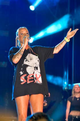 Sarah Connor live beim 48. Christopher Street Day 2026 am Brandenburger Tor. Beriln, 25.07.2026 *** Sarah Connor performs live at the 48th Christopher Street Day 2026 at the Brandenburg Gate in Berlin, July 25, 2026 Foto:xM.xBehrensx xFuturexImagex connor_6719