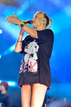 Sarah Connor live beim 48. Christopher Street Day 2026 am Brandenburger Tor. Beriln, 25.07.2026 *** Sarah Connor performs live at the 48th Christopher Street Day 2026 at the Brandenburg Gate in Berlin, July 25, 2026 Foto:xM.xBehrensx xFuturexImagex connor_6724