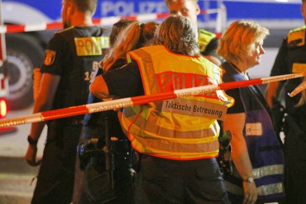 Berlin, Deutschland, 26.07.2026: Auto fährt bei CSD in Menschenmenge: Polizei und Rettungskräfte versorgen Verletzte, der Tatort ist weiträumig abgesperrt. *** Berlin, Germany, July 26, 2026: A car plows into a crowd at CSD; police and emergency responders are treating the injured; the crime scene has been cordoned off over a wide area Copyright: xdtsxNachrichtenagenturx dts_128491