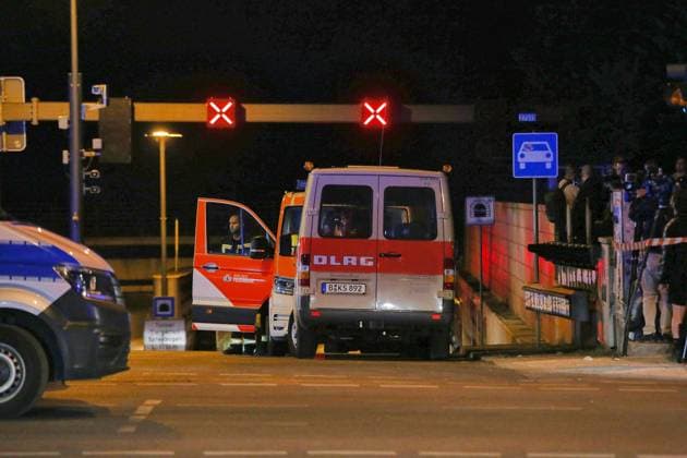 Berlin, Deutschland, 26.07.2026: Auto fährt bei CSD in Menschenmenge: Polizei und Rettungskräfte versorgen Verletzte, der Tatort ist weiträumig abgesperrt. *** Berlin, Germany, July 26, 2026: A car plows into a crowd at CSD; police and emergency responders are treating the injured; the crime scene has been cordoned off over a wide area Copyright: xdtsxNachrichtenagenturx dts_128493