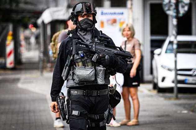 Anschag in Berlin Auto rast in Menschenmenge - CSD in Berlin ** NUR FÜR REDAKTIONELLE ZWECKE ** EDITORIAL USE ONLY **<p>Schwer bewaffnete Spezialkräfte der Polizei sperren sämtliche Zugänge zum S-Bahnhof Anhalter Bahnhof in Berlin ab. Unter Hochdruck fahndet die Polizei nach dem mutmaßlichen Fahrer, der einen weißen Wagen in eine Menschenmenge unweit des Christopher Street Days (CSD) gefahren hat. ., fotografiert am 26.07.2026 in Berlin. Berlin Berlin Berlin Copyright: MaurizioxGambarini *** Incident in Berlin: Car Plows Into Crowd at CSD in Berlin ** FOR EDITORIAL USE ONLY ** EDITORIAL USE ONLY ** Heavily armed police special forces are blocking all entrances to the Anhalter Bahnhof S-Bahn station in Berlin. Police are conducting an Copyright: MaurizioxGambarini doc86vr1gfd1v7ghksxoyy ,EDITORIAL USE ONLY