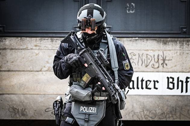 Anschag in Berlin Auto rast in Menschenmenge - CSD in Berlin ** NUR FÜR REDAKTIONELLE ZWECKE ** EDITORIAL USE ONLY **<p>Schwer bewaffnete Spezialkräfte der Polizei sperren sämtliche Zugänge zum S-Bahnhof Anhalter Bahnhof in Berlin ab. Unter Hochdruck fahndet die Polizei nach dem mutmaßlichen Fahrer, der einen weißen Wagen in eine Menschenmenge unweit des Christopher Street Days (CSD) gefahren hat. ., fotografiert am 26.07.2026 in Berlin. Berlin Berlin Berlin Copyright: MaurizioxGambarini *** Incident in Berlin: Car Plows Into Crowd at CSD in Berlin ** FOR EDITORIAL USE ONLY ** EDITORIAL USE ONLY ** Heavily armed police special forces are blocking all entrances to the Anhalter Bahnhof S-Bahn station in Berlin. Police are conducting an Copyright: MaurizioxGambarini doc86vr2coigjllkiclp0n ,EDITORIAL USE ONLY