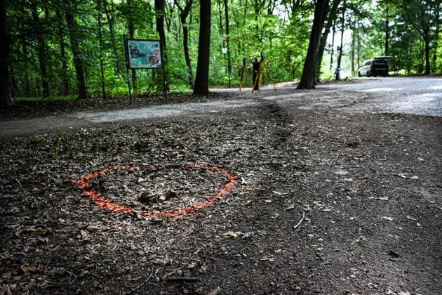 Anschag in Berlin Auto rast in Menschenmenge - CSD in Berlin ** NUR FÜR REDAKTIONELLE ZWECKE ** EDITORIAL USE ONLY **<p>Ein zerstörtes weißes Fahrzeug steht im Bereich des Tiergartens, wo es einen Baum gerammt hatte. Polizisten Untersuchen den Tatort. Am Rande des Christopher Street Day in Berlin war das Fahrzeug in eine Menschenmenge gefahren. Dabei wurde eine Frau getötet, 16 weitere Menschen verletzt., fotografiert am 26.07.2026 in Berlin. Berlin Berlin Berlin Copyright: MaurizioxGambarini *** Berlin: Car Plows Into Crowd at CSD in Berlin ** FOR EDITORIAL USE ONLY ** EDITORIAL USE ONLY ** p A wrecked white vehicle sits in the Tiergarten area, where it had crashed into a tree. Police officers are investigating the scene. On the outski Copyright: MaurizioxGambarini doc86vr3ap45l51g3kwpiev ,EDITORIAL USE ONLY