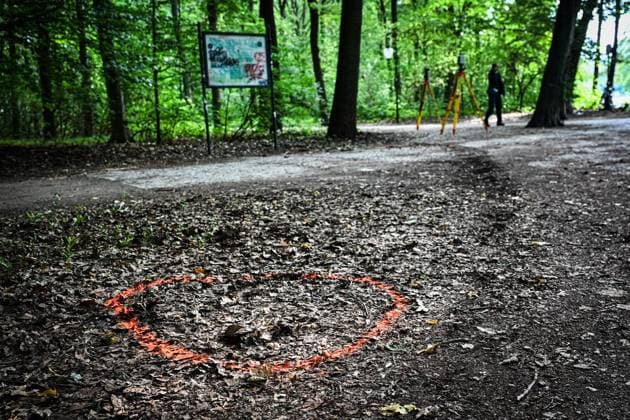Anschag in Berlin Auto rast in Menschenmenge - CSD in Berlin ** NUR FÜR REDAKTIONELLE ZWECKE ** EDITORIAL USE ONLY **<p>Ein zerstörtes weißes Fahrzeug steht im Bereich des Tiergartens, wo es einen Baum gerammt hatte. Polizisten Untersuchen den Tatort. Am Rande des Christopher Street Day in Berlin war das Fahrzeug in eine Menschenmenge gefahren. Dabei wurde eine Frau getötet, 16 weitere Menschen verletzt., fotografiert am 26.07.2026 in Berlin. Berlin Berlin Berlin Copyright: MaurizioxGambarini *** Berlin: Car Plows Into Crowd at CSD in Berlin ** FOR EDITORIAL USE ONLY ** EDITORIAL USE ONLY ** p A wrecked white vehicle sits in the Tiergarten area, where it had crashed into a tree. Police officers are investigating the scene. On the outski Copyright: MaurizioxGambarini doc86vr3at50gwzuyucieg ,EDITORIAL USE ONLY