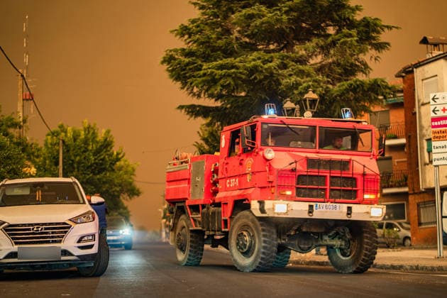 Fighting the Flames in La Adrada, Ávila: A fire truck during efforts to extinguish the wildfire, on July 25, 2026, in La Adrada, Ávila, Castile and León, Spain. La Adrada, one of the municipalities in the Tiétar Valley in Ávila, was evacuated as a precautionary measure this Saturday due to the advance of the severe Burgohondo wildfire, which, along with the one in Madrid, has the surrounding population on edge and has already burned more than 45,000 hectares JULY 26, 2026 FOREST FIRE (BLURRED IMAGE) César Vallejo Rodríguez La Adrada, Ávila, Castile and León La Adrada,Ávila, Castile and Leo Spain  Copyright: xCÃ sarxVallejoxRodriguezx 7688267