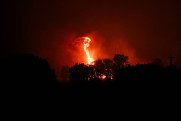 Fighting the Flames in La Adrada, Ávila: Flames from the wildfire, as of July 26, 2026, in La Adrada, Ávila, Castile and León, Spain. La Adrada, one of the municipalities in the Tiétar Valley in Ávila, was evacuated as a precautionary measure this Saturday due to the advance of the severe Burgohondo wildfire, which, along with the one in Madrid, has the surrounding population on edge and has already burned more than 45,000 hectares JULY 26, 2026 FOREST FIRE (BLURRED) César Vallejo Rodríguez La Adrada, Ávila, Castile and León La Adrada,Ávila, Castile and Leo Spain  Copyright: xCÃ sarxVallejoxRodriguezx 7688271