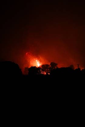 Fighting the Flames in La Adrada, Ávila: Flames from the wildfire, as of July 26, 2026, in La Adrada, Ávila, Castile and León, Spain. La Adrada, one of the municipalities in the Tiétar Valley in Ávila, was evacuated as a precautionary measure this Saturday due to the advance of the severe Burgohondo wildfire, which, along with the one in Madrid, has the surrounding population on edge and has already burned more than 45,000 hectares JULY 26, 2026 FOREST FIRE (BLURRED) César Vallejo Rodríguez La Adrada, Ávila, Castile and León La Adrada,Ávila, Castile and Leo Spain  Copyright: xCÃ sarxVallejoxRodriguezx 7688272
