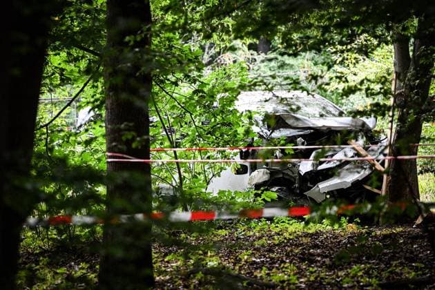 Anschag in Berlin Auto rast in Menschenmenge - CSD in Berlin ** NUR FÜR REDAKTIONELLE ZWECKE ** EDITORIAL USE ONLY **<p>Ein zerstörtes weißes Fahrzeug steht im Bereich des Tiergartens, wo es einen Baum gerammt hatte. Polizisten Untersuchen den Tatort. Am Rande des Christopher Street Day in Berlin war das Fahrzeug in eine Menschenmenge gefahren. Dabei wurde eine Frau getötet, 16 weitere Menschen verletzt., fotografiert am 26.07.2026 in Berlin. Berlin Berlin Berlin Copyright: MaurizioxGambarini *** Berlin: Car Plows Into Crowd at CSD in Berlin ** FOR EDITORIAL USE ONLY ** EDITORIAL USE ONLY ** p A wrecked white vehicle sits in the Tiergarten area, where it had crashed into a tree. Police officers are investigating the scene. On the outski Copyright: MaurizioxGambarini doc86vr5660b92a87h2ibj ,EDITORIAL USE ONLY