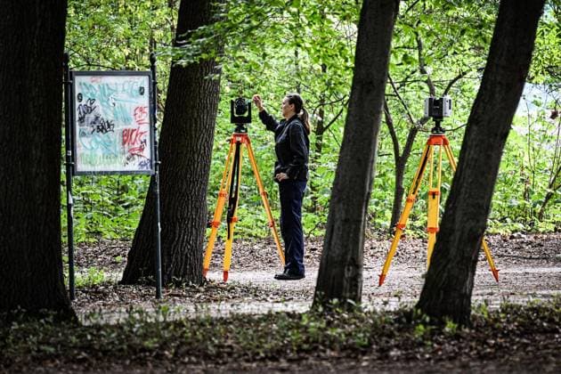 Anschag in Berlin Auto rast in Menschenmenge - CSD in Berlin ** NUR FÜR REDAKTIONELLE ZWECKE ** EDITORIAL USE ONLY **<p>Ein zerstörtes weißes Fahrzeug steht im Bereich des Tiergartens, wo es einen Baum gerammt hatte. Polizisten Untersuchen den Tatort. Am Rande des Christopher Street Day in Berlin war das Fahrzeug in eine Menschenmenge gefahren. Dabei wurde eine Frau getötet, 16 weitere Menschen verletzt., fotografiert am 26.07.2026 in Berlin. Berlin Berlin Berlin Copyright: MaurizioxGambarini *** Berlin: Car Plows Into Crowd at CSD in Berlin ** FOR EDITORIAL USE ONLY ** EDITORIAL USE ONLY ** p A wrecked white vehicle sits in the Tiergarten area, where it had crashed into a tree. Police officers are investigating the scene. On the outski Copyright: MaurizioxGambarini doc86vr54rknglu8vt3r3r ,EDITORIAL USE ONLY
