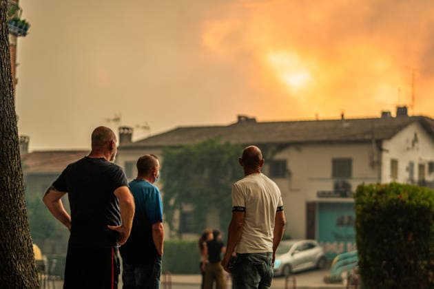 Fighting the Flames in La Adrada, Ávila: Several people watch the fire as firefighters work to extinguish the wildfire on July 25, 2026, in La Adrada, Ávila, Castile and León, Spain. La Adrada, one of the municipalities in the Tiétar Valley in Ávila, was evacuated as a precautionary measure this Saturday due to the advance of the severe Burgohondo fire, which, along with the one in Madrid, has the surrounding population on edge and has already burned more than 45,000 hectares. JULY 26, 2026 FOREST FIRE César Vallejo Rodríguez La Adrada, Ávila, Castile and León La Adrada,Ávila, Castile and León, Spain  Copyright: xCÃ sarxVallejoxRodriguezx 7688258