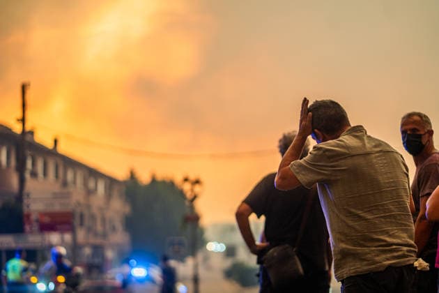 Fighting the Flames in La Adrada, Ávila: Several people watch the fire as firefighters work to extinguish the wildfire on July 25, 2026, in La Adrada, Ávila, Castile and León, Spain. La Adrada, one of the municipalities in the Tiétar Valley in Ávila, was evacuated as a precautionary measure this Saturday due to the advance of the severe Burgohondo fire, which, along with the one in Madrid, has the surrounding population on edge and has already burned more than 45,000 hectares. JULY 26, 2026 FOREST FIRE César Vallejo Rodríguez La Adrada, Ávila, Castile and León La Adrada,Ávila, Castile and León, Spain  Copyright: xCÃ sarxVallejoxRodriguezx 7688260