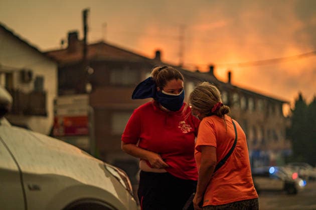 Fighting the Flames in La Adrada, Ávila: Several people watch the fire as firefighters work to extinguish the wildfire on July 25, 2026, in La Adrada, Ávila, Castile and León, Spain. La Adrada, one of the municipalities in the Tiétar Valley in Ávila, was evacuated as a precautionary measure this Saturday due to the advance of the severe Burgohondo fire, which, along with the one in Madrid, has the surrounding population on edge and has already burned more than 45,000 hectares. JULY 26, 2026 FOREST FIRE César Vallejo Rodríguez La Adrada, Ávila, Castile and León La Adrada,Ávila, Castile and León, Spain  Copyright: xCÃ sarxVallejoxRodriguezx 7688261