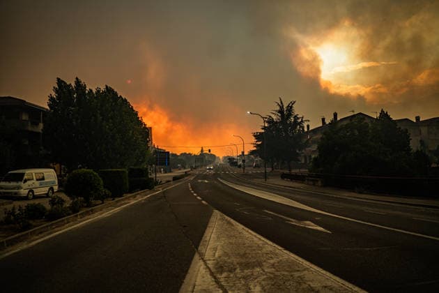 Fighting the Flames in La Adrada, Ávila: Flames from the wildfire, as of July 25, 2026, in La Adrada, Ávila, Castile and León, Spain. La Adrada, one of the municipalities in the Tiétar Valley in Ávila, was evacuated as a precautionary measure this Saturday due to the advance of the severe Burgohondo wildfire, which, along with the one in Madrid, has the surrounding population on edge and has already burned more than 45,000 hectares JULY 26, 2026 FOREST FIRE César Vallejo Rodríguez La Adrada, Ávila, Castile and León La Adrada,Ávila, Castile and León, Spain  Copyright: xCÃ sarxVallejoxRodriguezx 7688262