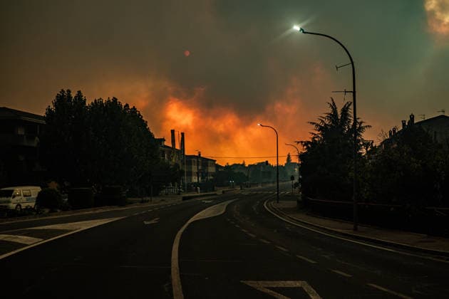 Fighting the Flames in La Adrada, Ávila: Flames from the wildfire, as of July 25, 2026, in La Adrada, Ávila, Castile and León, Spain. La Adrada, one of the municipalities in the Tiétar Valley in Ávila, was evacuated as a precautionary measure this Saturday due to the advance of the severe Burgohondo wildfire, which, along with the one in Madrid, has the surrounding population on edge and has already burned more than 45,000 hectares JULY 26, 2026 FOREST FIRE César Vallejo Rodríguez La Adrada, Ávila, Castile and León La Adrada,Ávila, Castile and León, Spain  Copyright: xCÃ sarxVallejoxRodriguezx 7688264