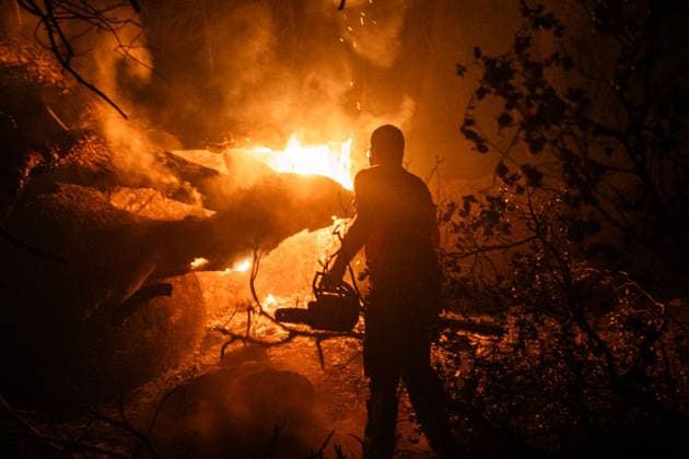 Fighting the Flames in La Adrada, Ávila: A person works to extinguish the wildfire on July 26, 2026, in La Adrada, Ávila, Castile and León, Spain. La Adrada, one of the municipalities in the Tiétar Valley in Ávila, was evacuated as a precautionary measure this Saturday due to the advance of the severe Burgohondo fire, which, along with the one in Madrid, has the surrounding population on edge and has already burned more than 45,000 hectares. JULY 26, 2026 FOREST FIRE (PIXELATED) César Vallejo Rodríguez La Adrada, Ávila, Castile and León La Adrada,Ávila, Castile and León, Spain  Copyright: xCÃ sarxVallejoxRodriguezx 7688278