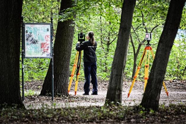Anschag in Berlin Auto rast in Menschenmenge - CSD in Berlin ** NUR FÜR REDAKTIONELLE ZWECKE ** EDITORIAL USE ONLY **<p>Ein zerstörtes weißes Fahrzeug steht im Bereich des Tiergartens, wo es einen Baum gerammt hatte. Polizisten Untersuchen den Tatort. Am Rande des Christopher Street Day in Berlin war das Fahrzeug in eine Menschenmenge gefahren. Dabei wurde eine Frau getötet, 16 weitere Menschen verletzt., fotografiert am 26.07.2026 in Berlin. Berlin Berlin Berlin Copyright: MaurizioxGambarini *** Berlin: Car Plows Into Crowd at CSD in Berlin ** FOR EDITORIAL USE ONLY ** EDITORIAL USE ONLY ** p A wrecked white vehicle sits in the Tiergarten area, where it had crashed into a tree. Police officers are investigating the scene. On the outski Copyright: MaurizioxGambarini doc86vr62o6wluoff0hieg ,EDITORIAL USE ONLY