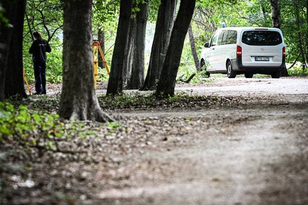 Anschag in Berlin Auto rast in Menschenmenge - CSD in Berlin ** NUR FÜR REDAKTIONELLE ZWECKE ** EDITORIAL USE ONLY **<p>Ein zerstörtes weißes Fahrzeug steht im Bereich des Tiergartens, wo es einen Baum gerammt hatte. Polizisten Untersuchen den Tatort. Am Rande des Christopher Street Day in Berlin war das Fahrzeug in eine Menschenmenge gefahren. Dabei wurde eine Frau getötet, 16 weitere Menschen verletzt., fotografiert am 26.07.2026 in Berlin. Berlin Berlin Berlin Copyright: MaurizioxGambarini *** Berlin: Car Plows Into Crowd at CSD in Berlin ** FOR EDITORIAL USE ONLY ** EDITORIAL USE ONLY ** p A wrecked white vehicle sits in the Tiergarten area, where it had crashed into a tree. Police officers are investigating the scene. On the outski Copyright: MaurizioxGambarini doc86vr703azhsmcf4tp1m ,EDITORIAL USE ONLY