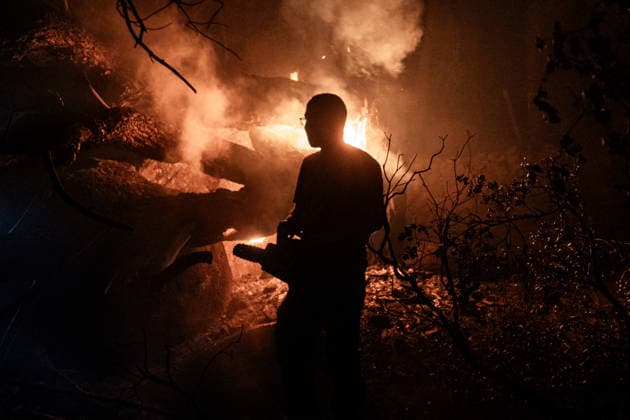 Fighting the Flames in La Adrada, Ávila: A person works to extinguish the wildfire on July 26, 2026, in La Adrada, Ávila, Castile and León, Spain. La Adrada, one of the municipalities in the Tiétar Valley in Ávila, was evacuated as a precautionary measure this Saturday due to the advance of the severe Burgohondo fire, which, along with the one in Madrid, has the surrounding population on edge and has already burned more than 45,000 hectares. JULY 26, 2026 FOREST FIRE (PIXELATED) César Vallejo Rodríguez La Adrada, Ávila, Castile and León La Adrada,Ávila, Castile and León, Spain  Copyright: xCÃ sarxVallejoxRodriguezx 7688280