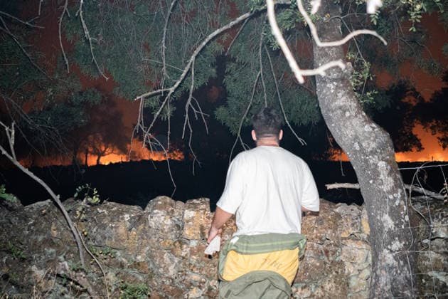 Fighting the Flames in La Adrada, Ávila: A person works to extinguish the wildfire on July 26, 2026, in La Adrada, Ávila, Castile and León, Spain. La Adrada, one of the municipalities in the Tiétar Valley in Ávila, was evacuated as a precautionary measure this Saturday due to the advance of the severe Burgohondo fire, which, along with the one in Madrid, has the surrounding population on edge and has already burned more than 45,000 hectares. JULY 26, 2026 FOREST FIRE (PIXELATED) César Vallejo Rodríguez La Adrada, Ávila, Castile and León La Adrada,Ávila, Castile and Leo Spain  Copyright: xCÃ sarxVallejoxRodriguezx 7688275