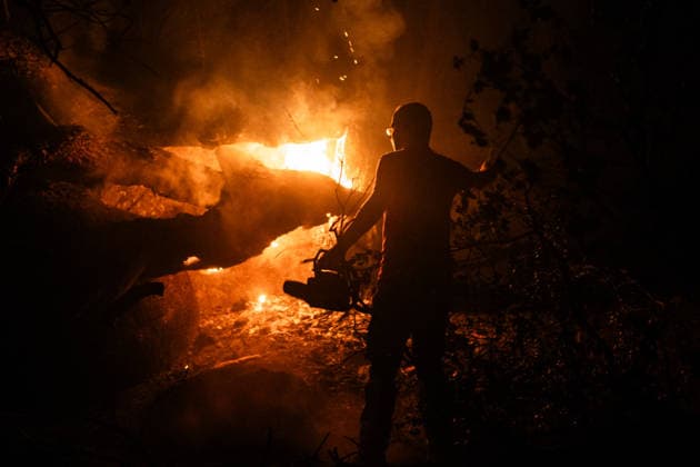 Fighting the Flames in La Adrada, Ávila: A person works to extinguish the wildfire on July 26, 2026, in La Adrada, Ávila, Castile and León, Spain. La Adrada, one of the municipalities in the Tiétar Valley in Ávila, was evacuated as a precautionary measure this Saturday due to the advance of the severe Burgohondo fire, which, along with the one in Madrid, has the surrounding population on edge and has already burned more than 45,000 hectares. JULY 26, 2026 FOREST FIRE (PIXELATED) César Vallejo Rodríguez La Adrada, Ávila, Castile and León La Adrada,Ávila, Castile and Leo Spain  Copyright: xCÃ sarxVallejoxRodriguezx 7688279