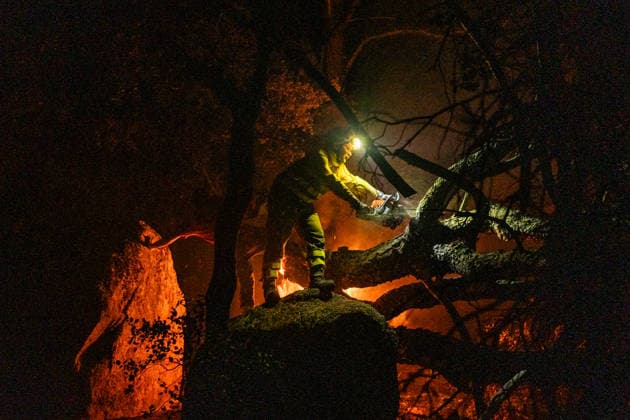 Fighting the Flames in La Adrada, Ávila: A person works to extinguish the wildfire on July 26, 2026, in La Adrada, Ávila, Castile and León, Spain. La Adrada, one of the municipalities in the Tiétar Valley in Ávila, was evacuated as a precautionary measure this Saturday due to the advance of the severe Burgohondo fire, which, along with the one in Madrid, has the surrounding population on edge and has already burned more than 45,000 hectares. JULY 26, 2026 FOREST FIRE (PIXELATED) César Vallejo Rodríguez La Adrada, Ávila, Castile and León La Adrada,Ávila, Castile and Leo Spain  Copyright: xCÃ sarxVallejoxRodriguezx 7688282