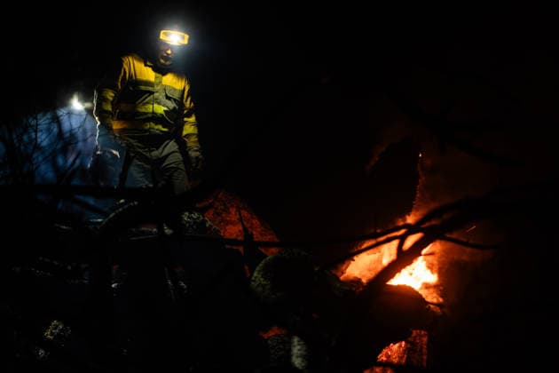 Fighting the Flames in La Adrada, Ávila: A person works to extinguish the wildfire on July 26, 2026, in La Adrada, Ávila, Castile and León, Spain. La Adrada, one of the municipalities in the Tiétar Valley in Ávila, was evacuated as a precautionary measure this Saturday due to the advance of the severe Burgohondo fire, which, along with the one in Madrid, has the surrounding population on edge and has already burned more than 45,000 hectares. JULY 26, 2026 FOREST FIRE (PIXELATED) César Vallejo Rodríguez La Adrada, Ávila, Castile and León La Adrada,Ávila, Castile and Leo Spain  Copyright: xCÃ sarxVallejoxRodriguezx 7688283