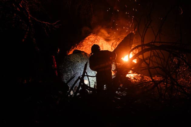 Fighting the Flames in La Adrada, Ávila: A person works to extinguish the wildfire on July 26, 2026, in La Adrada, Ávila, Castile and León, Spain. La Adrada, one of the municipalities in the Tiétar Valley in Ávila, was evacuated as a precautionary measure this Saturday due to the advance of the severe Burgohondo fire, which, along with the one in Madrid, has the surrounding population on edge and has already burned more than 45,000 hectares. JULY 26, 2026 FOREST FIRE (PIXELATED) César Vallejo Rodríguez La Adrada, Ávila, Castile and León La Adrada,Ávila, Castile and Leo Spain  Copyright: xCÃ sarxVallejoxRodriguezx 7688284
