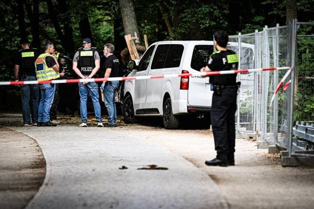 Anschag in Berlin Auto rast in Menschenmenge - CSD in Berlin ** NUR FÜR REDAKTIONELLE ZWECKE ** EDITORIAL USE ONLY **<p>Ein zerstörtes weißes Fahrzeug steht im Bereich des Tiergartens, wo es einen Baum gerammt hatte. Polizisten Untersuchen den Tatort. Am Rande des Christopher Street Day in Berlin war das Fahrzeug in eine Menschenmenge gefahren. Dabei wurde eine Frau getötet, 16 weitere Menschen verletzt., fotografiert am 26.07.2026 in Berlin. Berlin Berlin Berlin Copyright: MaurizioxGambarini *** Berlin: Car Plows Into Crowd at CSD in Berlin ** FOR EDITORIAL USE ONLY ** EDITORIAL USE ONLY ** p A wrecked white vehicle sits in the Tiergarten area, where it had crashed into a tree. Police officers are investigating the scene. On the outski Copyright: MaurizioxGambarini doc86vr7xy3oyry3g6bp46 ,EDITORIAL USE ONLY