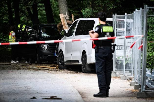 Anschag in Berlin Auto rast in Menschenmenge - CSD in Berlin ** NUR FÜR REDAKTIONELLE ZWECKE ** EDITORIAL USE ONLY **<p>Ein zerstörtes weißes Fahrzeug steht im Bereich des Tiergartens, wo es einen Baum gerammt hatte. Polizisten Untersuchen den Tatort. Am Rande des Christopher Street Day in Berlin war das Fahrzeug in eine Menschenmenge gefahren. Dabei wurde eine Frau getötet, 16 weitere Menschen verletzt., fotografiert am 26.07.2026 in Berlin. Berlin Berlin Berlin Copyright: MaurizioxGambarini *** Berlin: Car Plows Into Crowd at CSD in Berlin ** FOR EDITORIAL USE ONLY ** EDITORIAL USE ONLY ** p A wrecked white vehicle sits in the Tiergarten area, where it had crashed into a tree. Police officers are investigating the scene. On the outski Copyright: MaurizioxGambarini doc86vr7y6n5l319h906ifp ,EDITORIAL USE ONLY