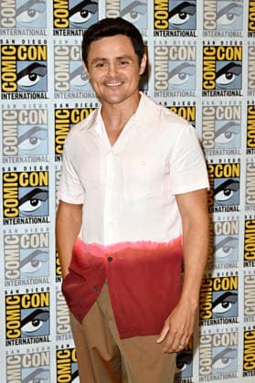 Arturo Castro beim Photocall zu Apple TV Film Matchbox the Movie auf der San Diego Comic-Con International 2026 im Hilton Bayfront Hotel. San Diego, 25.07.2026 *** Arturo Castro at the photo call for the Apple TV+ film *Matchbox the Movie* at San Diego Comic-Con International 2026 at the Hilton Bayfront Hotel in San Diego, July 25, 2026 Foto:xD.xStarbuckx xFuturexImagex matchbox_6704